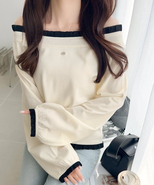 mily bilet(ミウィビレット)の「【mily bilet】大人の甘さをひとさじ。マルチWAYロゴシェルボタン使い裾フリルリボンニットプルオーバー(オフショル可)(ニット/セーター・レディース・ブラウン/ブラック/アイボリー/グレー・LARGE/MEDIUM/SMALL/X-LARGE)」の2枚目の写真