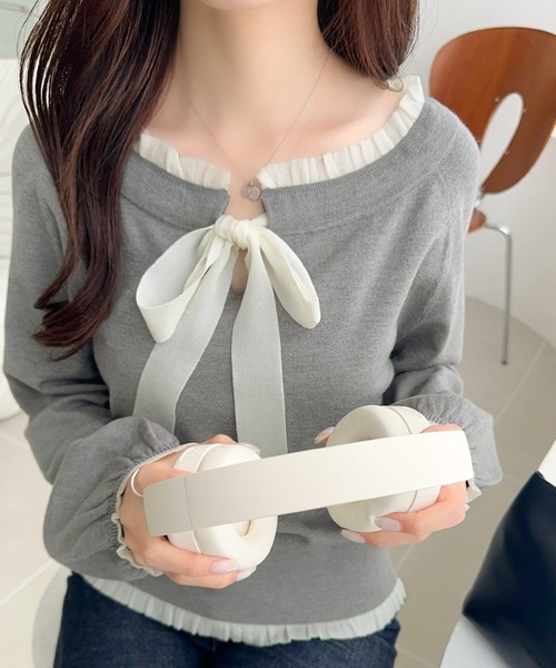 mily bilet(ミウィビレット)の「【mily bilet】大人の甘さをひとさじ。マルチWAYロゴシェルボタン使い裾フリルリボンニットプルオーバー(オフショル可)(ニット/セーター・レディース・ブラウン/ブラック/アイボリー/グレー・LARGE/MEDIUM/SMALL/X-LARGE)」の11枚目の写真