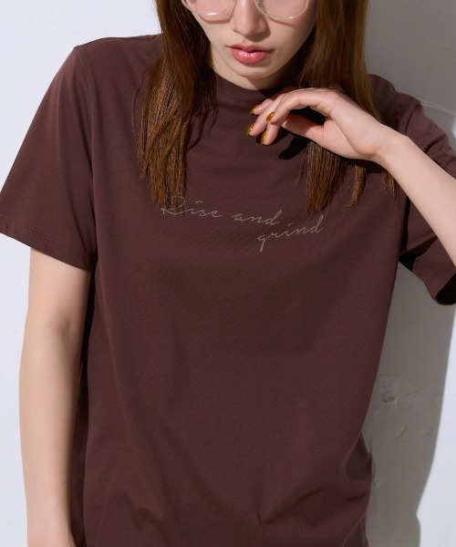 TRIANGLE PALETTE（トライアングルパレット）の「手描き風ロゴ 半袖サイロTシャツ/コットンTシャツ（Tシャツ/カットソー・レディース・ダークグレー/ブラック/グレイッシュベージュ/アイボリー/ブラウン・FREE）」の4枚目の写真