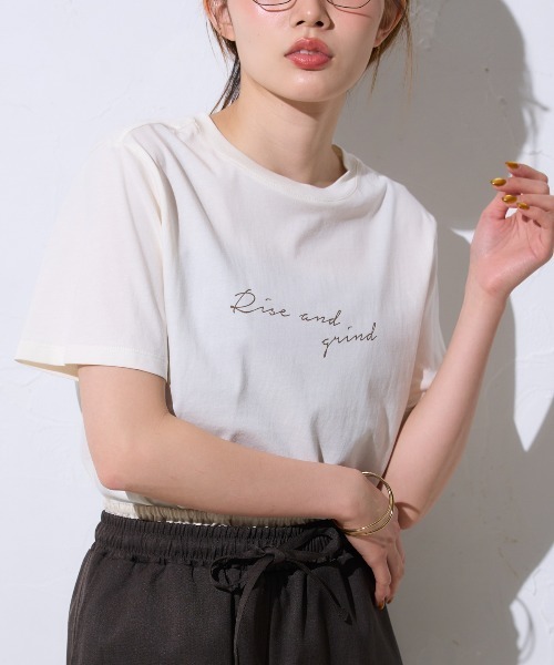 TRIANGLE PALETTE（トライアングルパレット）の「手描き風ロゴ 半袖サイロTシャツ/コットンTシャツ（Tシャツ/カットソー・レディース・ダークグレー/ブラック/グレイッシュベージュ/アイボリー/ブラウン・FREE）」の2枚目の写真
