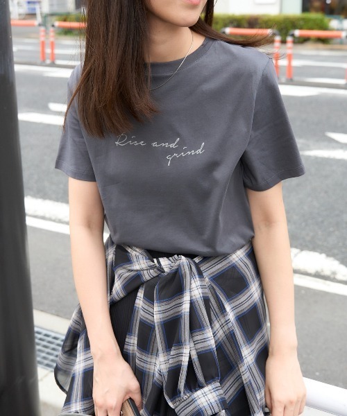 TRIANGLE PALETTE（トライアングルパレット）の「手描き風ロゴ 半袖サイロTシャツ/コットンTシャツ（Tシャツ/カットソー・レディース・ダークグレー/ブラック/グレイッシュベージュ/アイボリー/ブラウン・FREE）」の3枚目の写真