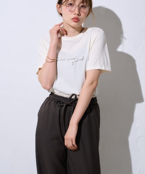 TRIANGLE PALETTE（トライアングルパレット）の「手描き風ロゴ 半袖サイロTシャツ/コットンTシャツ（Tシャツ/カットソー・レディース・ダークグレー/ブラック/グレイッシュベージュ/アイボリー/ブラウン・FREE）」の22枚目の写真