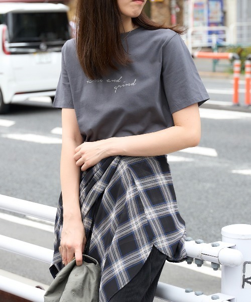 TRIANGLE PALETTE（トライアングルパレット）の「手描き風ロゴ 半袖サイロTシャツ/コットンTシャツ（Tシャツ/カットソー・レディース・ダークグレー/ブラック/グレイッシュベージュ/アイボリー/ブラウン・FREE）」の10枚目の写真
