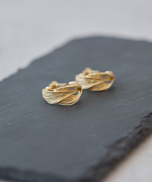 AMERICAN HOLIC（アメリカンホリック）の「フェザーフープイヤリング（イヤリング・レディース・ゴールド・FREE）」の5枚目の写真