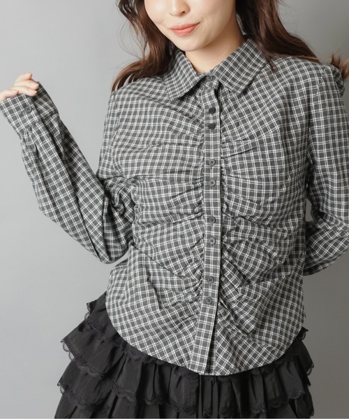 SPINNS(スピンズ)の「着るだけ細見え☆韓国っぽシャーリングタイトシャツ(シャツ/ブラウス・レディース・アイボリー/チャコール/ネイビー/ブラウン・ONESIZE)」の1枚目の写真