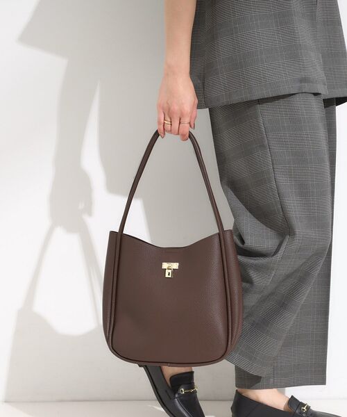 SHOO・LA・RUE(シューラルー)の「キーモチーフ付きトートバッグ(トートバッグ・レディース・ナチュラル/ブラック/ダークブラウン・00)」の2枚目の写真