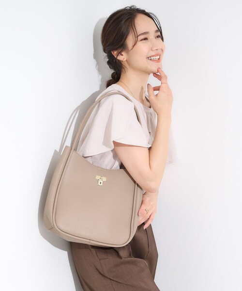 SHOO・LA・RUE(シューラルー)の「キーモチーフ付きトートバッグ(トートバッグ・レディース・ナチュラル/ブラック/ダークブラウン・00)」の3枚目の写真