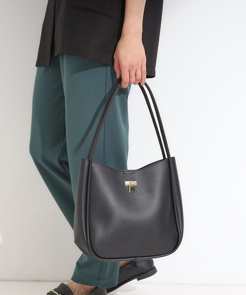 SHOO・LA・RUE(シューラルー)の「キーモチーフ付きトートバッグ(トートバッグ・レディース・ナチュラル/ブラック/ダークブラウン・00)」の11枚目の写真