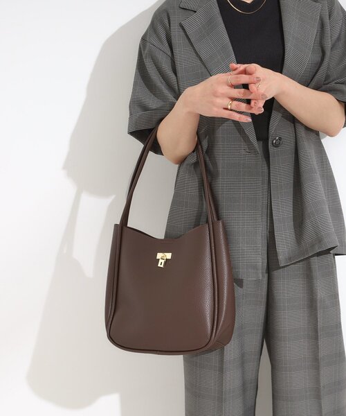 SHOO・LA・RUE(シューラルー)の「キーモチーフ付きトートバッグ(トートバッグ・レディース・ナチュラル/ブラック/ダークブラウン・00)」の13枚目の写真