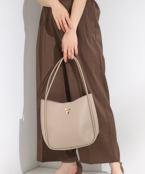 SHOO・LA・RUE(シューラルー)の「キーモチーフ付きトートバッグ(トートバッグ・レディース・ナチュラル/ブラック/ダークブラウン・00)」の15枚目の写真