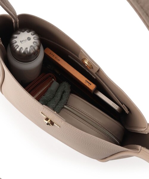 SHOO・LA・RUE(シューラルー)の「キーモチーフ付きトートバッグ(トートバッグ・レディース・ナチュラル/ブラック/ダークブラウン・00)」の8枚目の写真