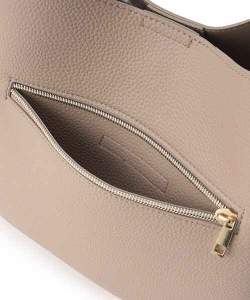 SHOO・LA・RUE(シューラルー)の「キーモチーフ付きトートバッグ(トートバッグ・レディース・ナチュラル/ブラック/ダークブラウン・00)」の9枚目の写真