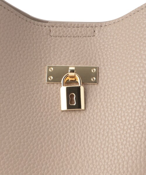 SHOO・LA・RUE(シューラルー)の「キーモチーフ付きトートバッグ(トートバッグ・レディース・ナチュラル/ブラック/ダークブラウン・00)」の10枚目の写真