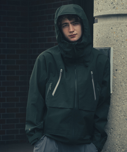 JOURNAL STANDARD relume(ジャーナルスタンダード レリューム)の「DESCENTE ALLTERRAIN 81 別注 ゴアテックスシェルジャケット ”ZENCHIKEI"(マウンテンパーカー・メンズ・チャコールグレー・MEDIUM/LARGE)」の2枚目の写真