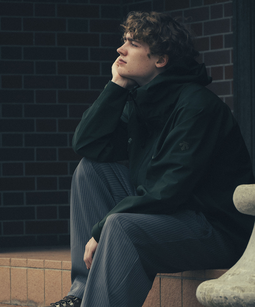 JOURNAL STANDARD relume(ジャーナルスタンダード レリューム)の「DESCENTE ALLTERRAIN 81 別注 ゴアテックスシェルジャケット ”ZENCHIKEI"(マウンテンパーカー・メンズ・チャコールグレー・MEDIUM/LARGE)」の3枚目の写真