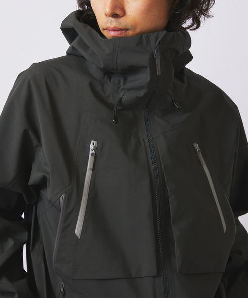 JOURNAL STANDARD relume(ジャーナルスタンダード レリューム)の「DESCENTE ALLTERRAIN 81 別注 ゴアテックスシェルジャケット ”ZENCHIKEI"(マウンテンパーカー・メンズ・チャコールグレー・MEDIUM/LARGE)」の21枚目の写真