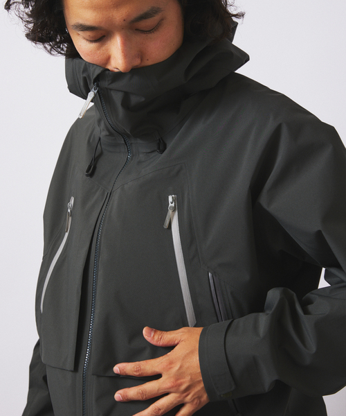 JOURNAL STANDARD relume(ジャーナルスタンダード レリューム)の「DESCENTE ALLTERRAIN 81 別注 ゴアテックスシェルジャケット ”ZENCHIKEI"(マウンテンパーカー・メンズ・チャコールグレー・MEDIUM/LARGE)」の22枚目の写真