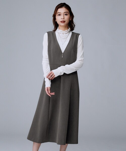 UNTITLED(アンタイトル)の「【Aライン/ワンピース】Vネックジャンパースカート(ワンピース・レディース・ブラック/チャコールグレー・00/02/01/03/04/44/48)」の2枚目の写真