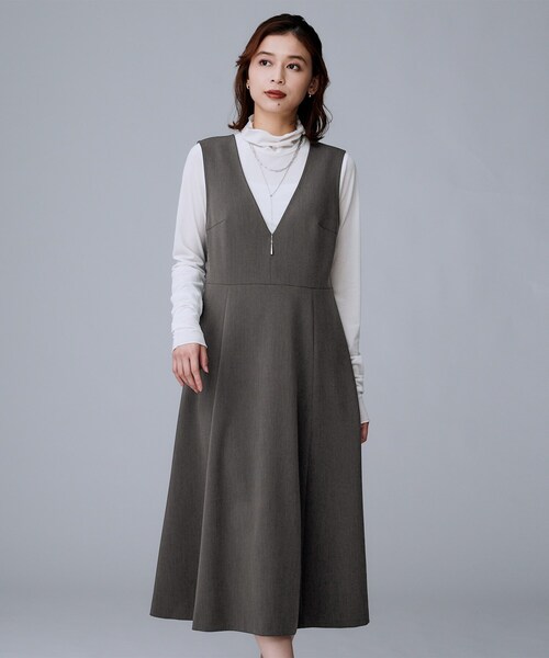 UNTITLED(アンタイトル)の「【Aライン/ワンピース】Vネックジャンパースカート(ワンピース・レディース・ブラック/チャコールグレー・00/02/01/03/04/44/48)」の4枚目の写真