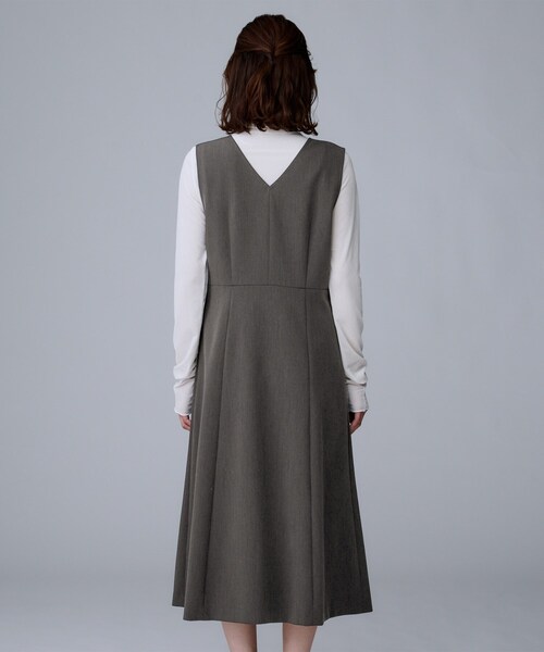 UNTITLED(アンタイトル)の「【Aライン/ワンピース】Vネックジャンパースカート(ワンピース・レディース・ブラック/チャコールグレー・00/02/01/03/04/44/48)」の16枚目の写真