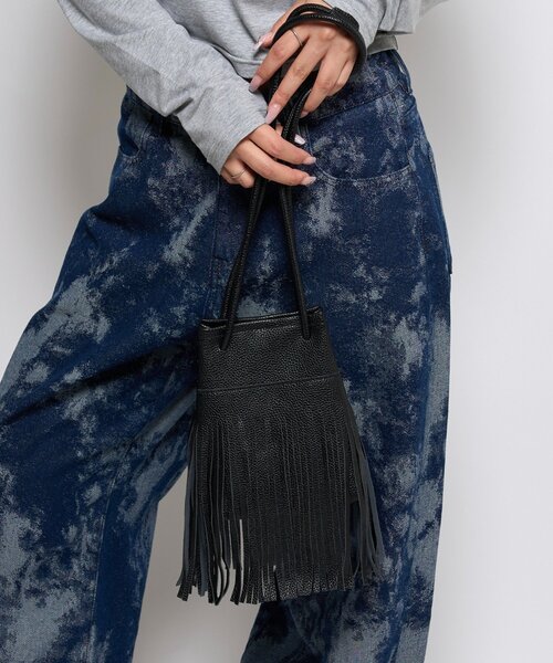 WHO'S WHO gallery（フーズフーギャラリー）の「フリンジレザーショルダーバッグ（ショルダーバッグ・レディース・ブラック/ブラウン・FREE）」の4枚目の写真