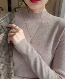 長く愛用できるモックネックニット