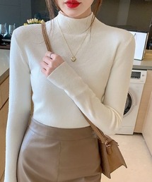 長く愛用できるモックネックニット
