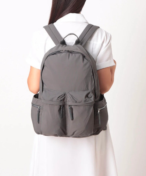 cache cache(カシュ カシュ)の「カシュカシュ cachecache / 10ポケットナイロンリュック(バックパック/リュック・レディース・ベージュ系その他/ダークグレー/ブラック・FREE)」の2枚目の写真