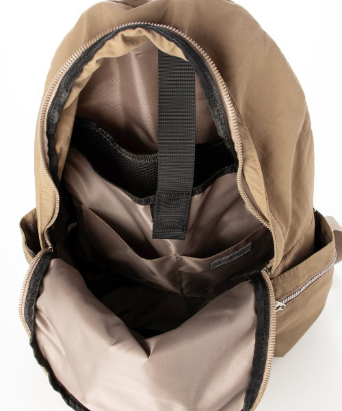 cache cache(カシュ カシュ)の「カシュカシュ cachecache / 10ポケットナイロンリュック(バックパック/リュック・レディース・ベージュ系その他/ダークグレー/ブラック・FREE)」の7枚目の写真