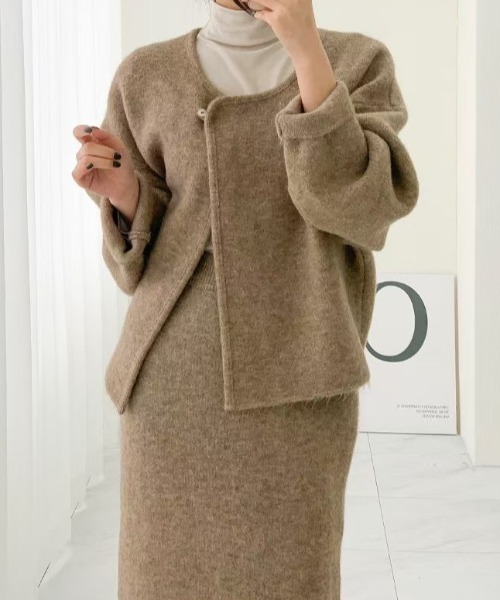 Aelina(エリナ)の「ニットノーカラーカーディガン+スカートセットアップ(セットアップ・レディース・チャコールグレー/ベージュ/ブラック/モカ・F)」の19枚目の写真