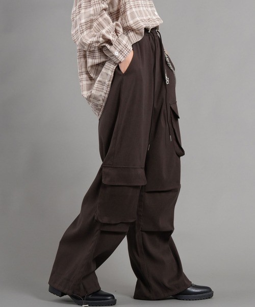 .WORKS（ドットワークス）の「チェーン付スェードアシメカーゴパンツ（カーゴパンツ・レディース・ダークグレー/ダークブラウン/ブラック/カーキ・M）」の8枚目の写真
