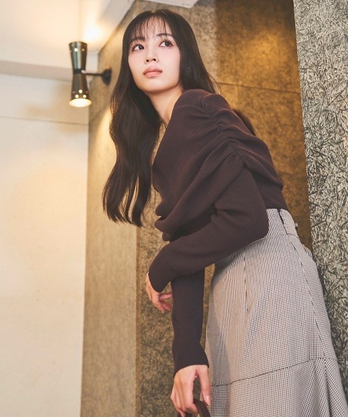 SWINGLE（スウィングル）の「サイドギャザーオフショルニット（ニット/セーター・レディース・ダークブラウン/グレー/ボルドー/アイボリー・FREE）」の3枚目の写真