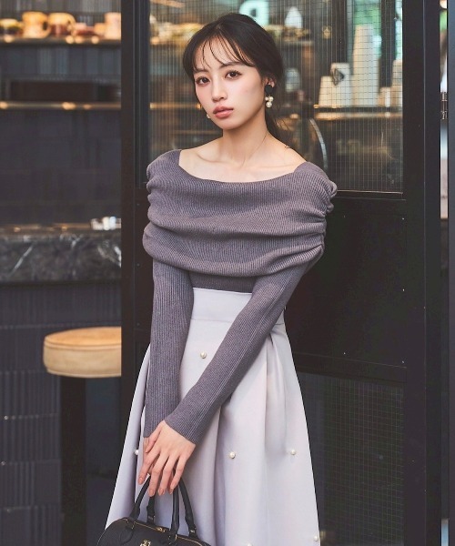 SWINGLE（スウィングル）の「サイドギャザーオフショルニット（ニット/セーター・レディース・ダークブラウン/グレー/ボルドー/アイボリー・FREE）」の2枚目の写真