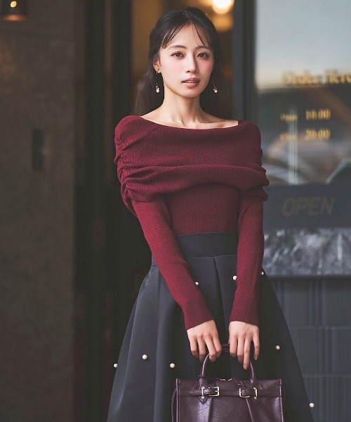 SWINGLE（スウィングル）の「サイドギャザーオフショルニット（ニット/セーター・レディース・ダークブラウン/グレー/ボルドー/アイボリー・FREE）」の4枚目の写真