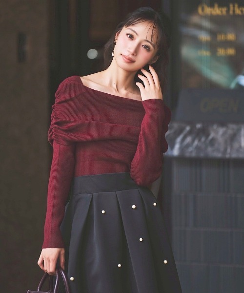 SWINGLE（スウィングル）の「サイドギャザーオフショルニット（ニット/セーター・レディース・ダークブラウン/グレー/ボルドー/アイボリー・FREE）」の6枚目の写真