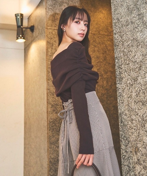 SWINGLE（スウィングル）の「サイドギャザーオフショルニット（ニット/セーター・レディース・ダークブラウン/グレー/ボルドー/アイボリー・FREE）」の9枚目の写真