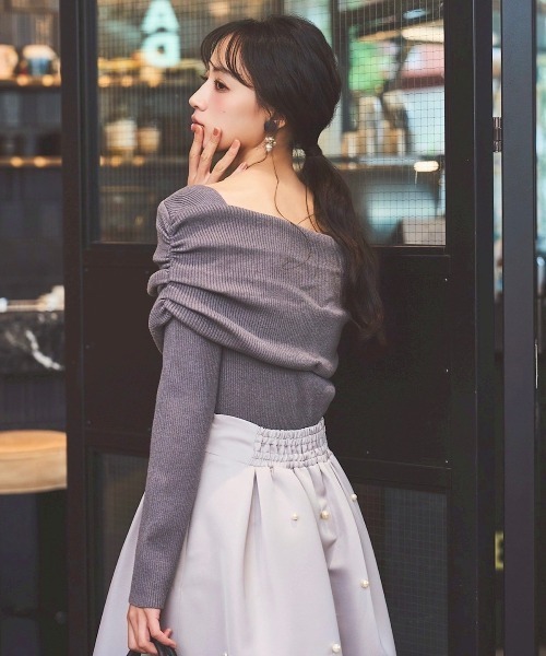 SWINGLE（スウィングル）の「サイドギャザーオフショルニット（ニット/セーター・レディース・ダークブラウン/グレー/ボルドー/アイボリー・FREE）」の10枚目の写真