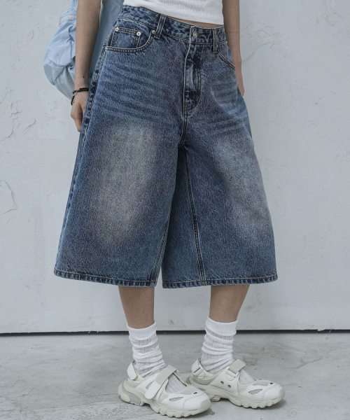 AVANDRESS(アバンドレス )の「AMG デニム ショーツ ディープブルー(その他パンツ・レディース・ダークブルー・LARGE/X-LARGE/X-SMALL/SMALL/MEDIUM)」の2枚目の写真