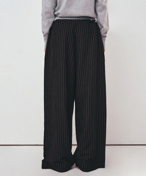 NICK&NICOLE(ニックアンドニコール)の「STRIPE LAYERED PINTUCK SLACKS_BLACK(スラックス・レディース・その他・FREE)」の4枚目の写真