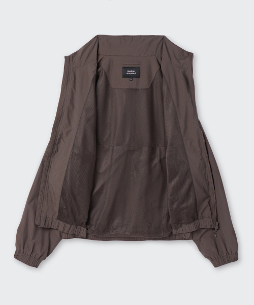 MUSINSA STANDARD（ムシンサスタンダード）の「オーバーサイズハイネックウィンドブレーカージャケット[ブラウン]（ナイロンジャケット・メンズ・その他・MEDIUM/LARGE/X-LARGE/XX-LARGE）」の7枚目の写真