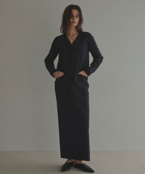 ETRE TOKYO(エトレトウキョウ)の「VネックIラインロングワンピース(ワンピース・レディース・ネイビー/ワイン・S/M)」の10枚目の写真