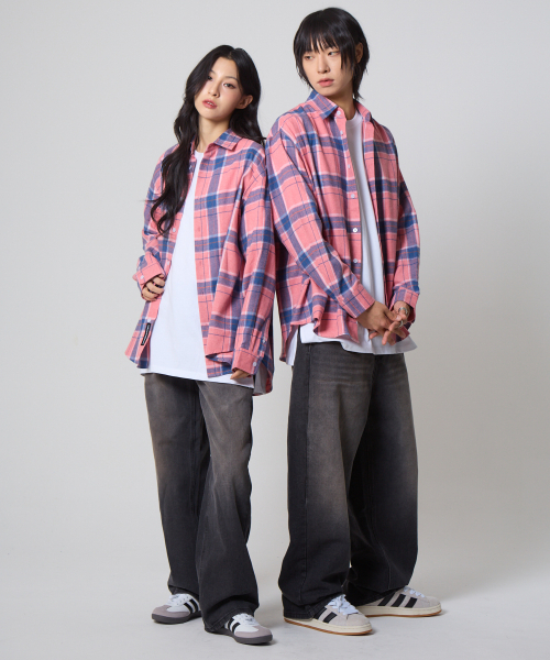 UNKNOWN PLANET(アンノウンプラネット)の「キャットブラシワイドデニムパンツブラック(デニムパンツ・レディース・その他・SMALL/MEDIUM/LARGE/X-LARGE)」の4枚目の写真