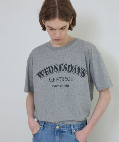 WEDNESDAY OASIS(ウェンズデーオアシス)の「シグネチャーカーブロゴ半袖Tシャツ_MELANGE(W25-TP21)(Tシャツ/カットソー・メンズ・グレー・MEDIUM/LARGE)」の1枚目の写真
