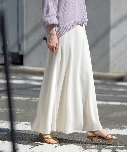 SLOBE IENA（スローブイエナ）の「《ブラックのみWEB限定/追加2》グロッシーサテンフレアスカート（スカート・レディース・アイボリー/ベージュ系その他/ブラック/ベージュ・FREE）」の2枚目の写真