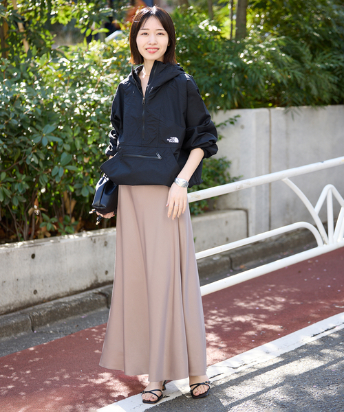 SLOBE IENA(スローブイエナ)の「《ブラックのみWEB限定/追加2》グロッシーサテンフレアスカート(スカート・レディース・アイボリー/ベージュ系その他/ブラック/ベージュ・FREE)」の18枚目の写真