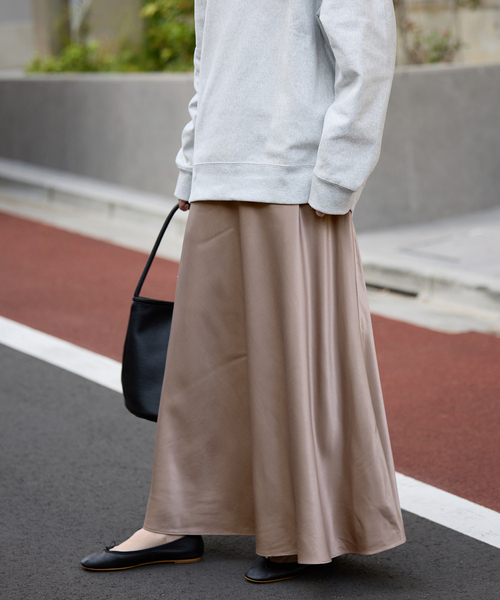 SLOBE IENA（スローブイエナ）の「《ブラックのみWEB限定/追加2》グロッシーサテンフレアスカート（スカート・レディース・アイボリー/ベージュ系その他/ブラック/ベージュ・FREE）」の19枚目の写真