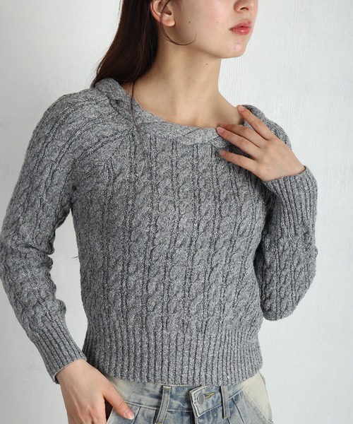 WESTSEA（ウエストシー）の「オフショルダー クロップド丈 ケーブルニット（ニット/セーター・レディース・グレー/ブラック/ブラウン・FREE）」の2枚目の写真