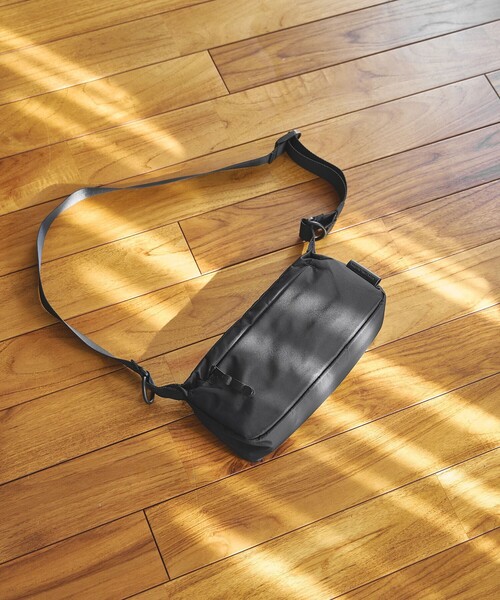 green label relaxing（グリーンレーベルリラクシング）の「【WEB限定】WR レクタングル ショルダーバッグ-撥水-（ショルダーバッグ・メンズ・ブラック/ダークグレー・FREE）」の3枚目の写真