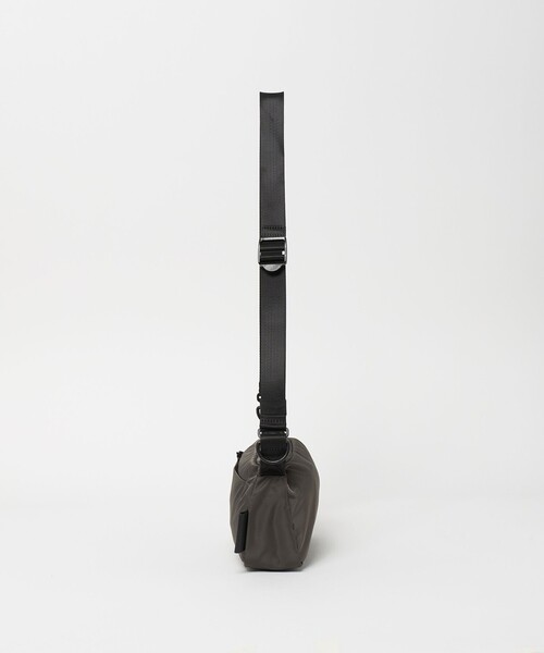 green label relaxing（グリーンレーベルリラクシング）の「【WEB限定】WR レクタングル ショルダーバッグ-撥水-（ショルダーバッグ・メンズ・ブラック/ダークグレー・FREE）」の4枚目の写真