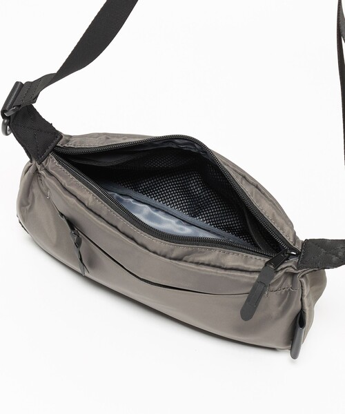 green label relaxing（グリーンレーベルリラクシング）の「【WEB限定】WR レクタングル ショルダーバッグ-撥水-（ショルダーバッグ・メンズ・ブラック/ダークグレー・FREE）」の9枚目の写真